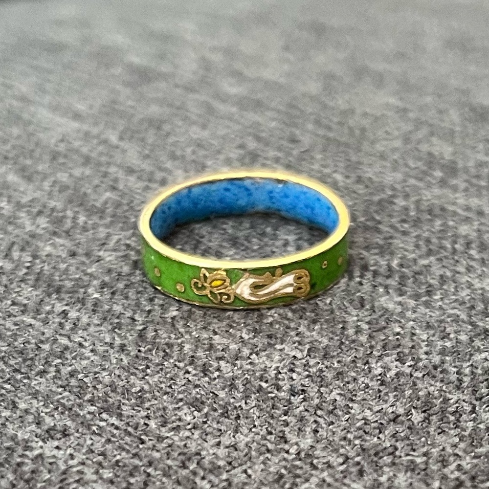 Green Patterned Enamel Ring with Gold Tone Details Size 5.5